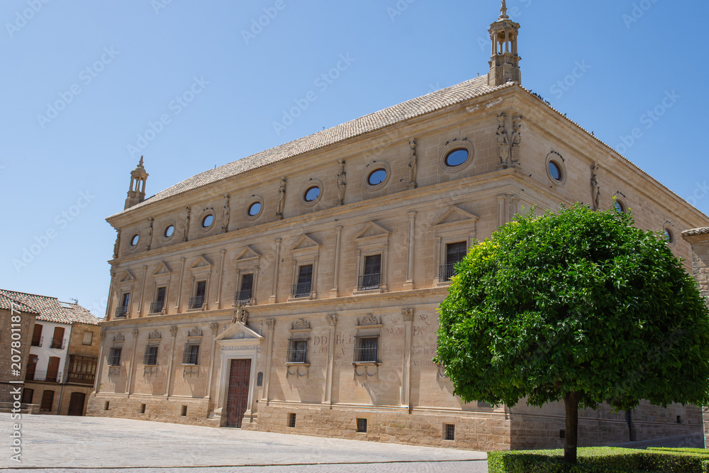 Fototapeta premium Plaza Vázquez de Molina con arquitectura renacentista, Úbeda, España