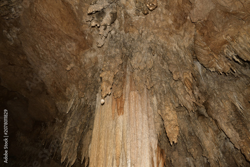Foto towering flowstone and intricate limestone formations rise toward the cave ceili