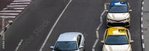 Foto Heavy urban traffic congestion during weekday rush hours, with long queues of vehicles, illustrating commuting delays, city infrastructure pressure, and daily transportation challenges