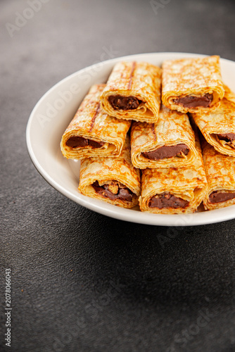 Fotografía Crepes with chocolate filling sweet dessert pancakes or blinis natural healthy f