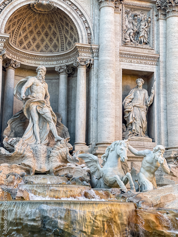 Obraz premium Vertical Shot of Baroque Sculptures and Water Cascade at Trevi Fountain