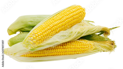 Foto Fresh yellow corn cobs with green husks and silky threads, isolated on transpare