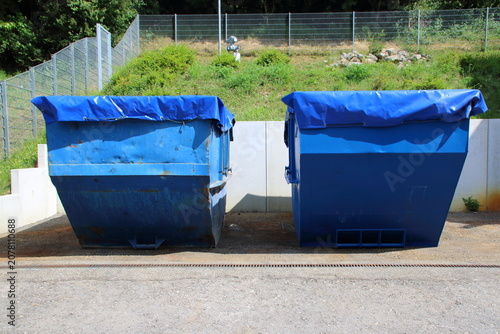 Container mit Klärschlamm sind mit einer Abdeckplane abgedeckt