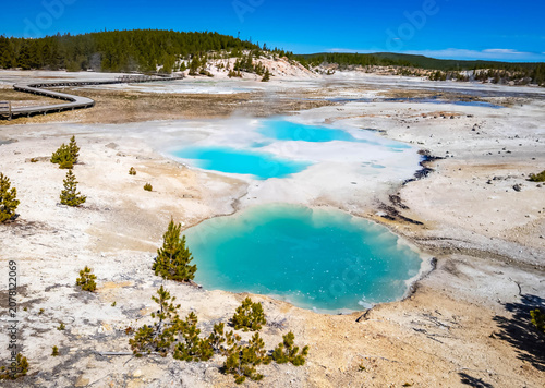 Foto Scenic turquoise pool at Norris Geyser Basin