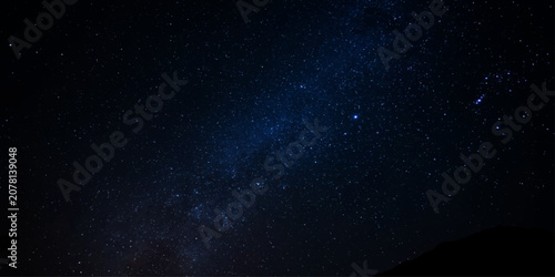 Canvastavla A vast expanse of a starry night sky, the Milky Way galaxy stretching across the darkness, evokes a sense of wonder and infinity