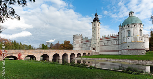Φωτογραφία Panorama to Krasiczyn Castle and bridge in Krasiczyn Poland
