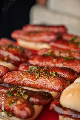Tableau sur toile Preparación de choripanes para comer