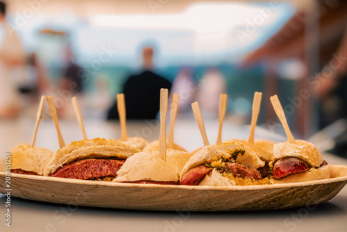 Billede på lærred Preparación de choripanes para comer