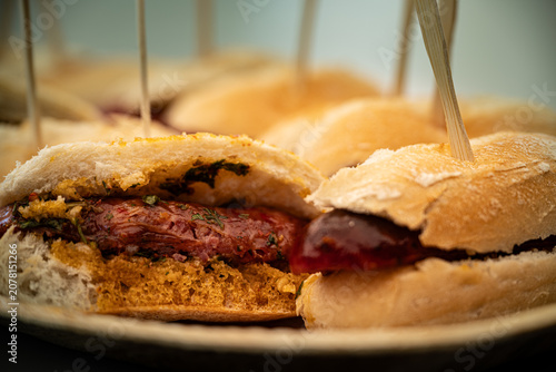 Obraz na plátně Preparación de choripanes para comer