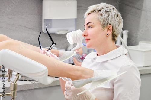 Slika na platnu Gynecologist with vaginal speculum in clinic before patient examination