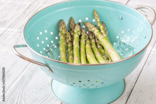 Valokuva Fresh Green Asparagus Chilling In Ice Water During Blanching Preparation Process