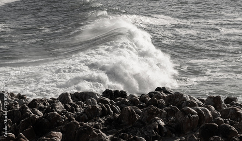 Foto magnificent coastline and waves in early morning light, DeKelders, South Africa