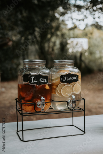 Distributeurs de citronnade et de thé glacé pour une réception en plein air