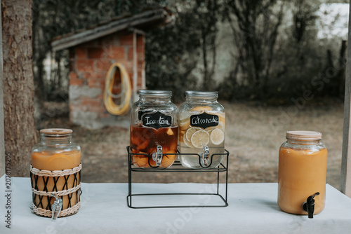 Distributeurs de citronnade et de thé glacé pour une réception en plein air