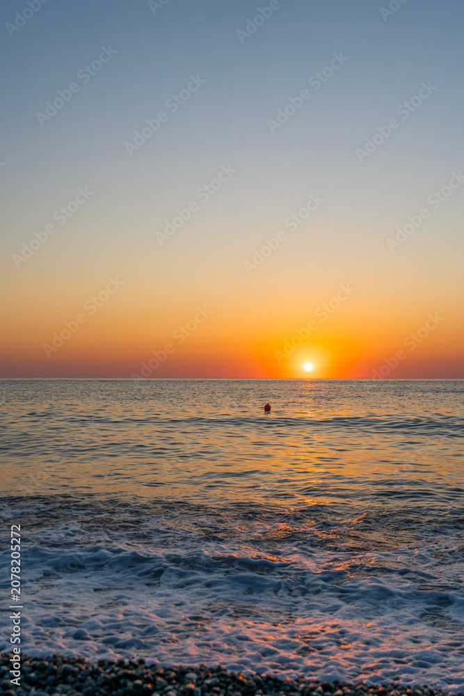 Obraz premium Beautiful sunset over the sea with wave. Evening sea landscape