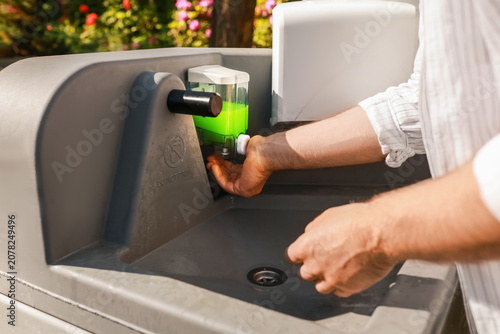 Cuadro en lienzo A man’s hands dispense liquid soap from a modern dispenser before washing