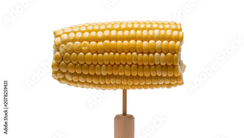 Foto Isolated fresh sweetcorn cob on a wooden stick, ripe yellow maize kernels, healt