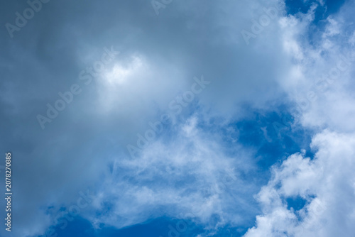 Foto Darkening sky with clouds
