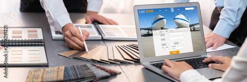 Foto Online flight booking website provide brisk reservation system