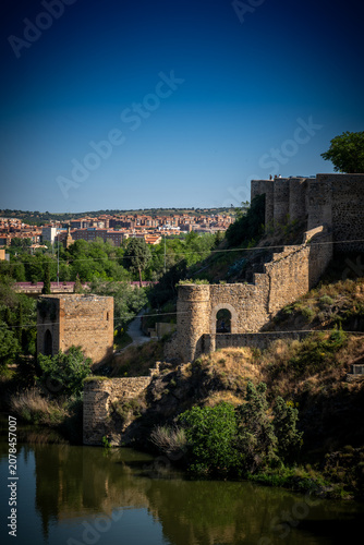 Calle histórica con arco en el casco antiguo de Toledo, España	