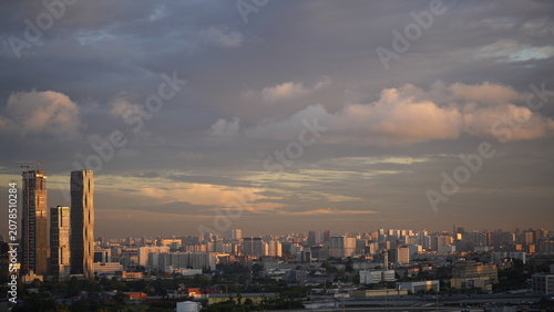 Cuadro en lienzo Wide city panorama at sunset showing dense urban skyline with glowing buildings