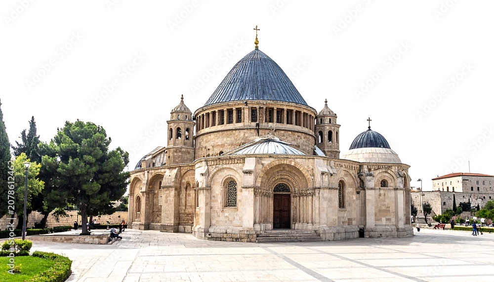 Obraz premium Historic European cathedral with grand architecture and dome.