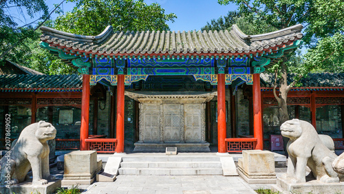 Φωτογραφία Five Pagoda Temple Beijing - Traditional Chinese Architecture with Stone Lions