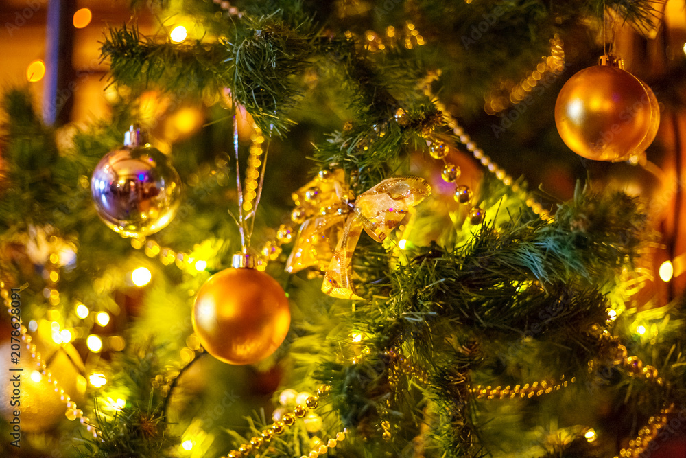 Obraz premium Decorated Christmas Tree With Golden Baubles and Warm Lights
