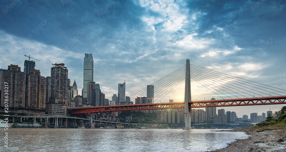 Obraz premium Modern Manhattan Cityscape with Red Suspension Bridge