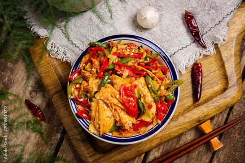 Foto Spicy Stir-Fried Beef Tripe with Chili Peppers on Rustic Wooden Table