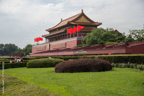 Quadro su tela Tiananmen Gate Beijing with Red Flags and Traditional Chinese Architecture