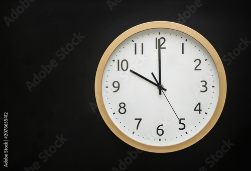 wall clock showing 10 o'clock. 22:00 