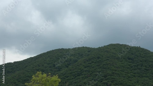 どんよりとした曇天の空と青々とした山並み