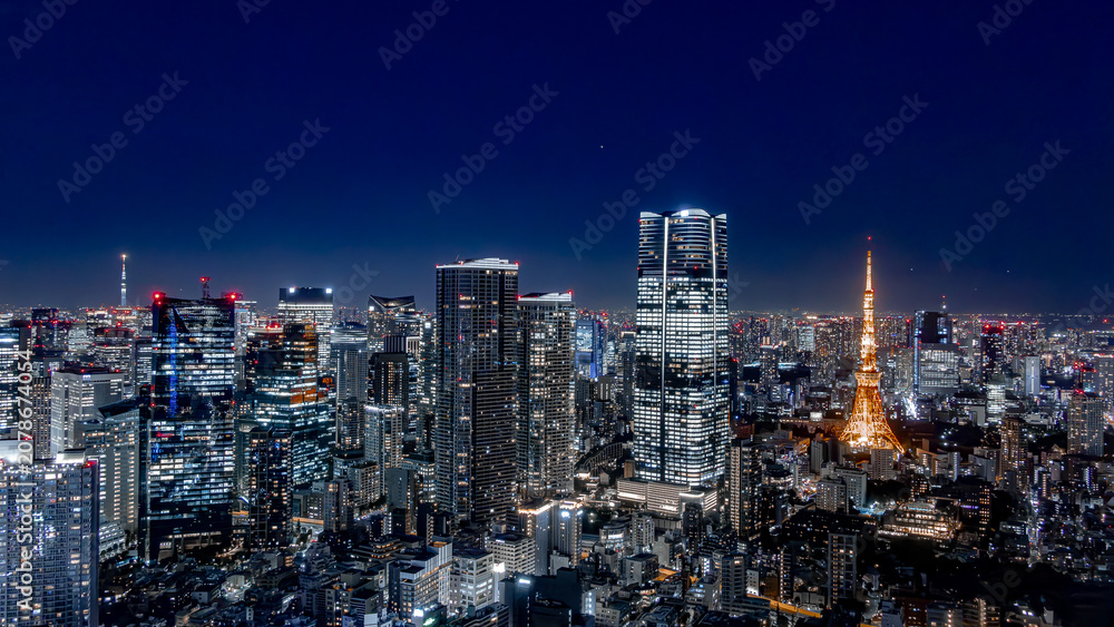 Fototapeta premium 日本の六本木から望む東京の東京タワーと麻布台ヒルズの夜景 This is the view of the Tokyo Tower and the Azabudai Hills in Tokyo, Japan, as seen from Roppongi at night.