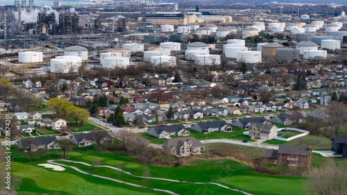 Konstfotografi Oil refinery and housing development creating urban sprawl