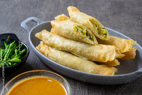 Obraz na plátně Lumpia bakwan, Crispy Indonesian fried spring rolls stuffed with savory vegetabl