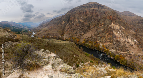 Foto Autumn landscape of river in the Caucasus mountains of Georgia