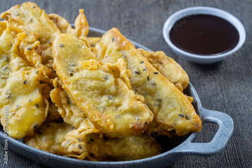 Foto Pisang Goreng Wijen, Crispy Indonesian banana fritters with sesame seeds served