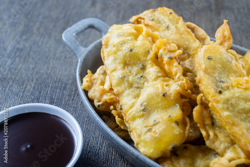 Photos Pisang Goreng Wijen, Crispy Indonesian banana fritters with sesame seeds served