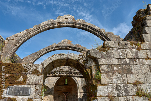Obraz na plátně The carved stone arches of Santa Marina Dozo preside over the historic cemetery