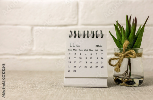 Foto Desk calendar for November 2026 on the table.