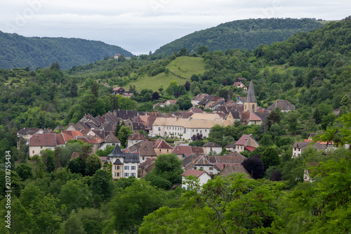 Foto Vue sur le village de Moutier‑Haute‑Pierre dans le département du Doubs