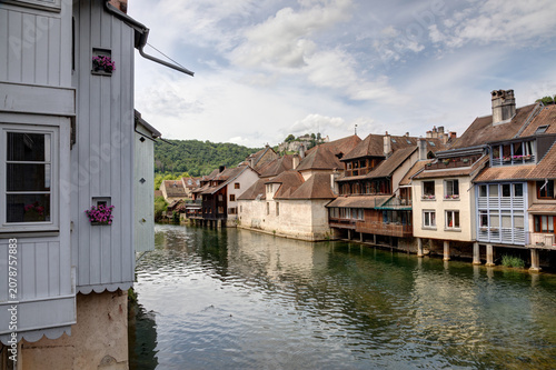 Village d’Ornans avec les roches d’Ornans dans le département du Doubs