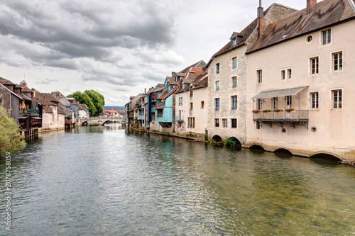 Village d’Ornans avec les roches d’Ornans dans le département du Doubs