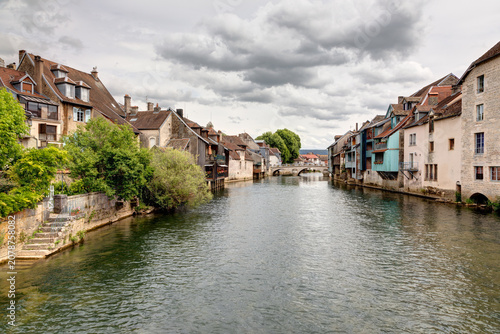 Village d’Ornans avec les roches d’Ornans dans le département du Doubs