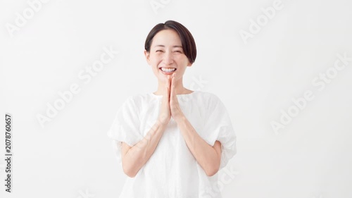 白いブラウスを着ている女性　ライフスタイルイメージ	
