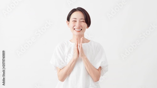 白いブラウスを着ている女性　ライフスタイルイメージ	
