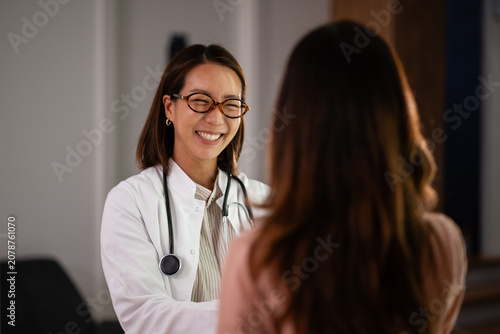 Fotografía Friendly asian doctor smiling during patient consultation