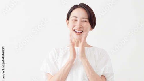 白いブラウスを着ている女性　ライフスタイルイメージ	

