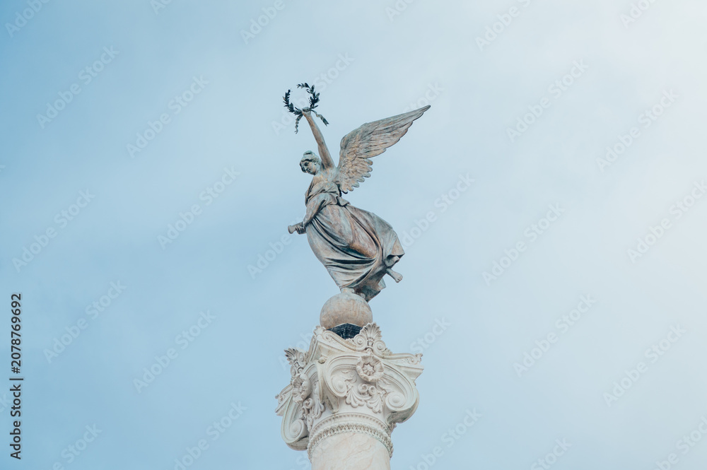 Obraz premium Winged Victory statue atop the Vittoriano monument in Rome
